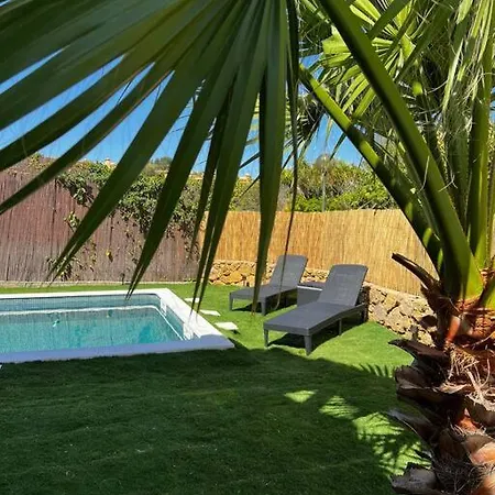 Villa Elegant Art With Pool And Garden