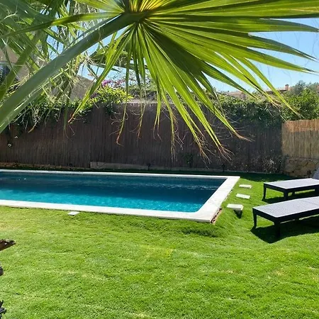 Villa Elegant Art With Pool And Garden