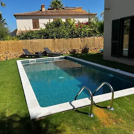 Villa Elegant Art With Pool And Garden